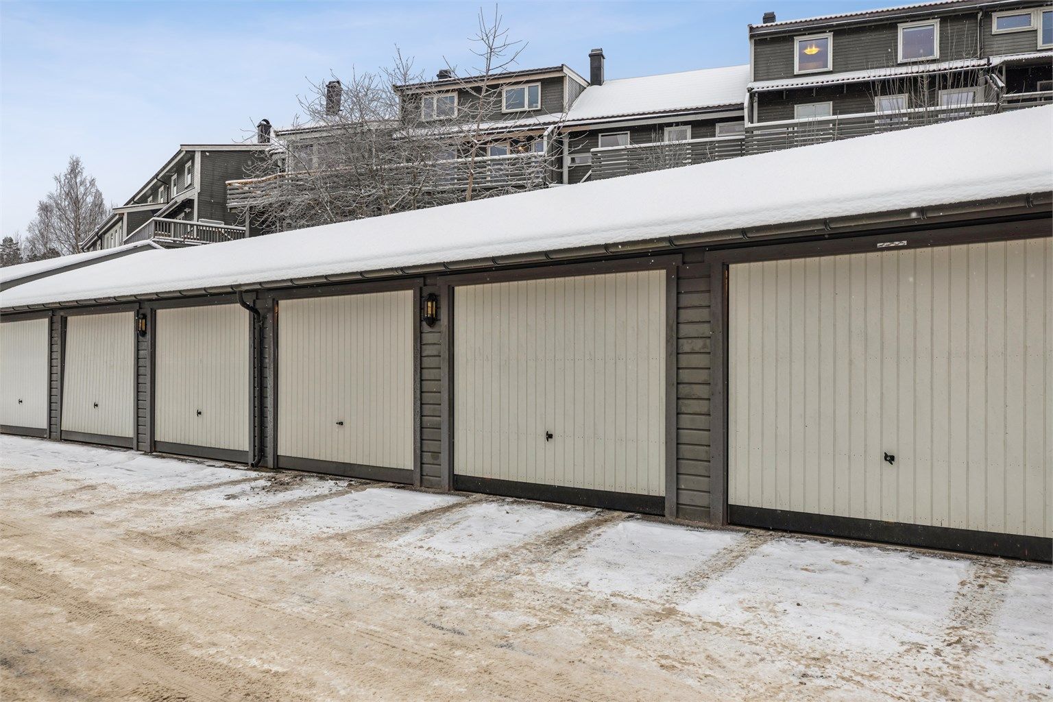 Boligen disponerer en garasjeplass på ca. 17 kvm m/elektrisk vippeport i felles garasjerekke.  