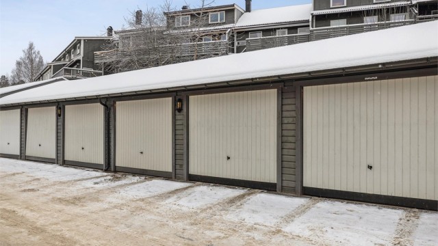 Boligen disponerer en garasjeplass på ca. 17 kvm m/elektrisk vippeport i felles garasjerekke.