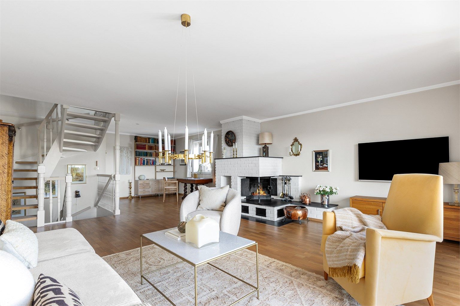 Romslig stue med flere møbleringsmuligheter. Her er det plass til sittegruppe, TV-område og skrivebord e.l. Det er en peis i stuen for ekstra varme og hygge på kjølige dager.