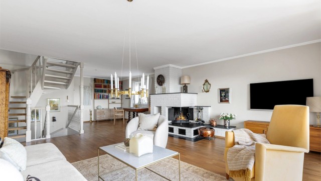 Romslig stue med flere møbleringsmuligheter. Her er det plass til sittegruppe, TV-område og skrivebord e.l. Det er en peis i stuen for ekstra varme og hygge på kjølige dager.