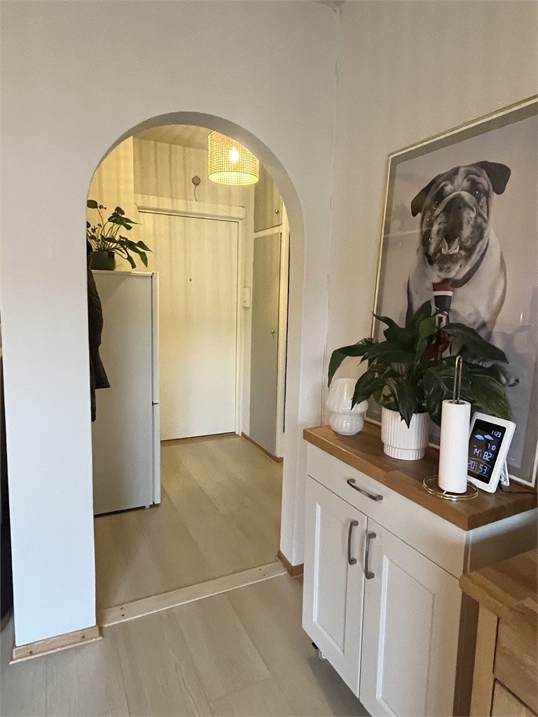 Fine detaljer i boligen med buede døråpninger.