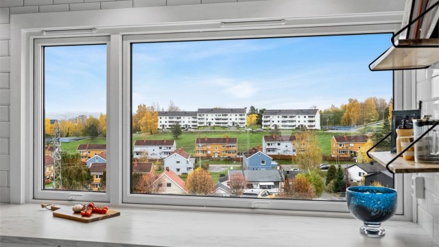 Fritt utsyn fra kjøkkenvinduet mot nabolaget og omkringliggende åser.
Foto: Renè Borghagen