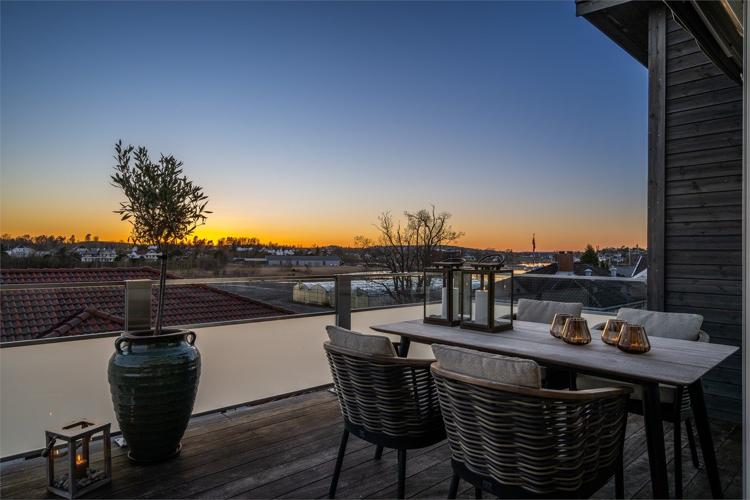 Nyt kveldssolen og den flotte utsikten fra balkongen.