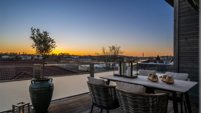 Nyt kveldssolen og den flotte utsikten fra balkongen.