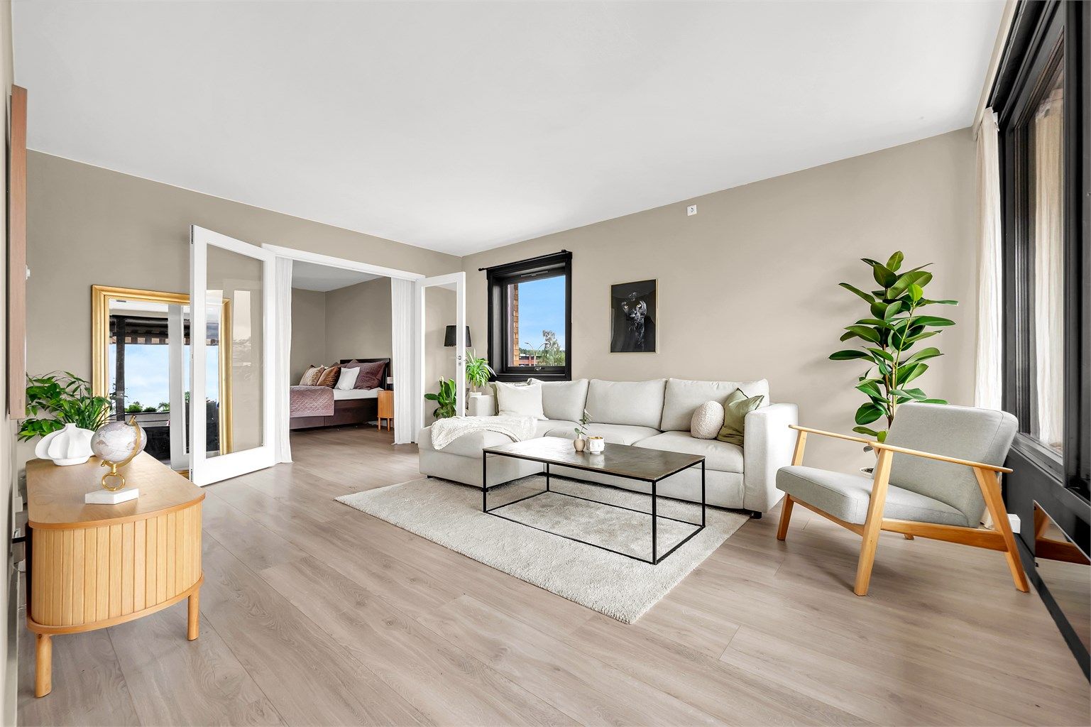 Store vindusflater skaper en luftig atmosfære med gjennomgående lysinnslipp.
I tillegg kan nevnes et ekstra vindu i gavlveggen i stuen samt gjennomgående lys fra elegante fløydører i glass fra hoved soverommet.

