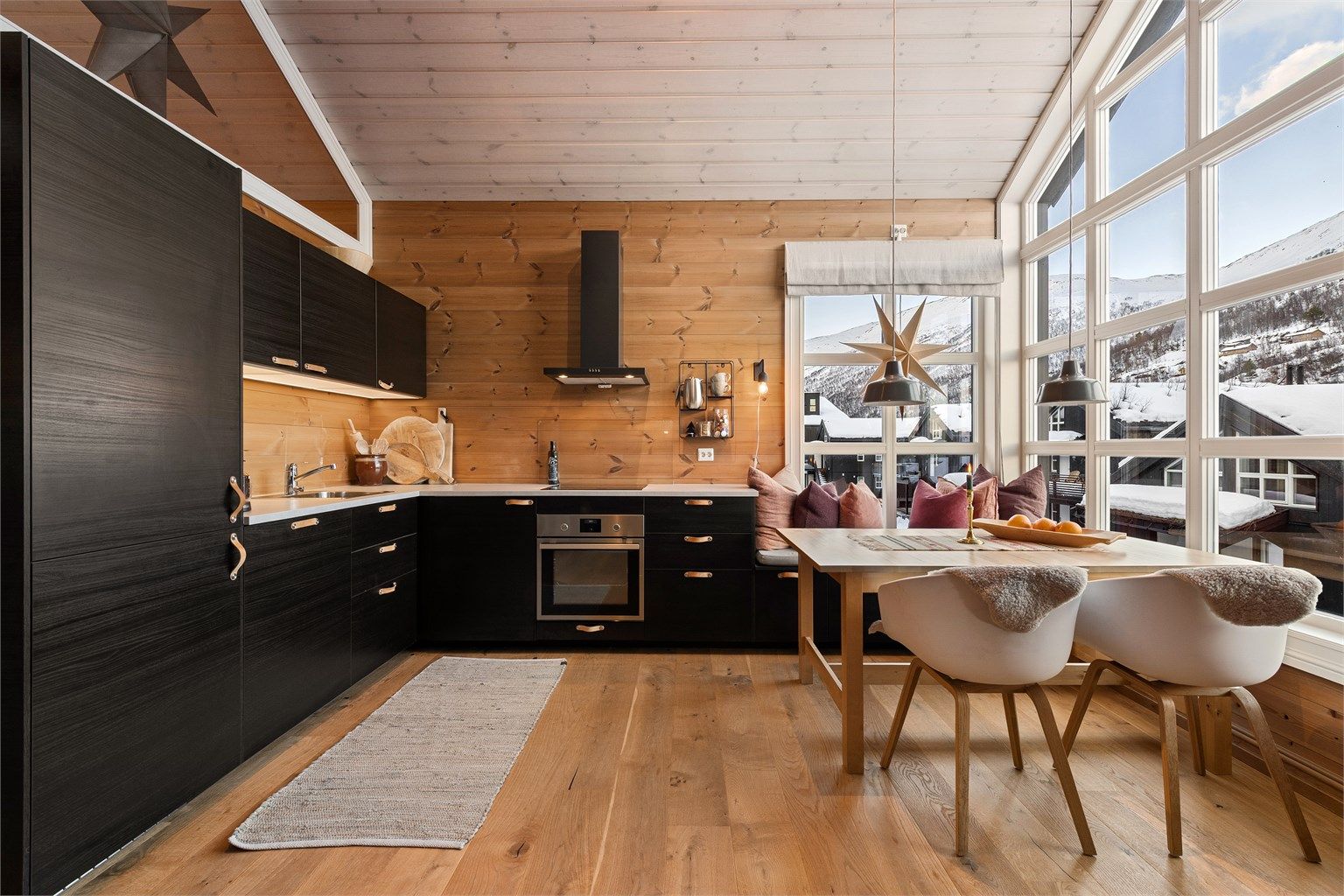 Kjøkken med spiseplass - Fra den åpne stue- og kjøkkenløsningen har man fantastisk utsikt mot Roalden