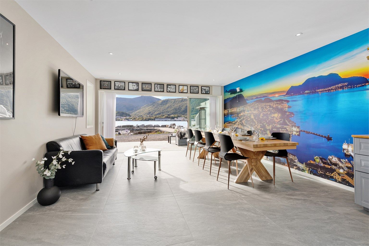 Stor båtrom/naustrom i undertasjen som i dag brukes som allrom med sofa og spisegruppe. Gulvet er flislagt og her er det også muligheter for oppbevaring av båt, hobbybruk etc.