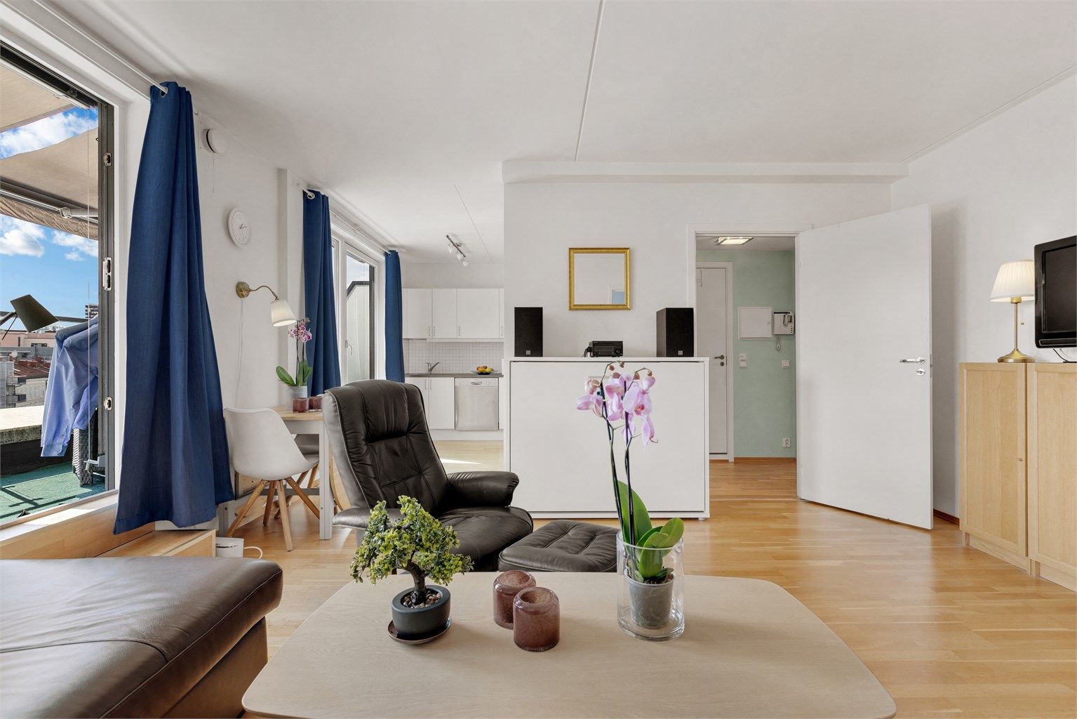 Dette er en lys og spennende 2-roms leilighet med sentral og attraktiv beliggenhet på Grønland. 