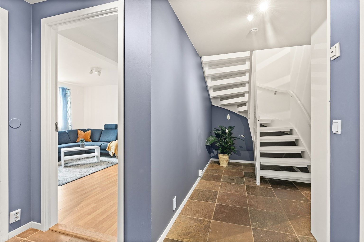 Flislagt gang med elektrisk gulvvarme.