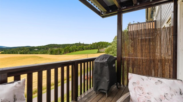 Her er det god plass til grill og utemøbler.
