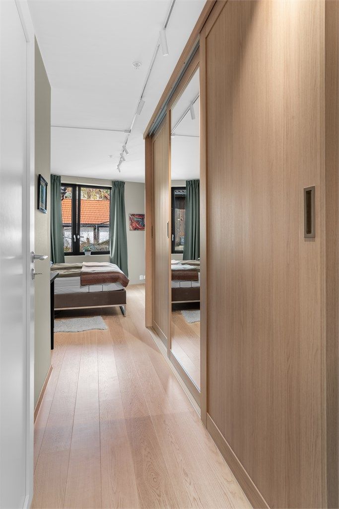 Hovedsoverommet er innredet med en stor skyvedørsgarderobe
