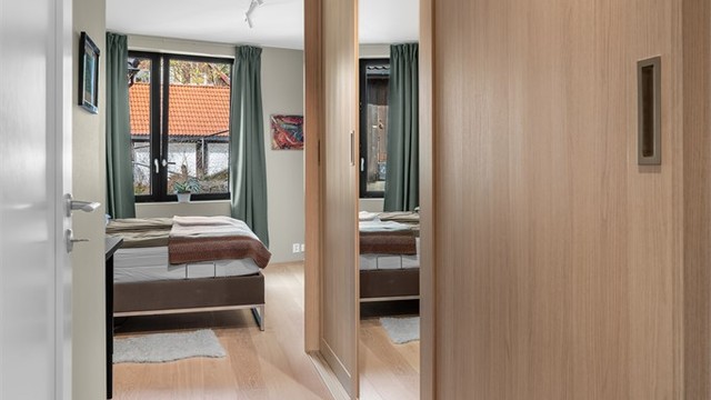 Hovedsoverommet er innredet med en stor skyvedørsgarderobe