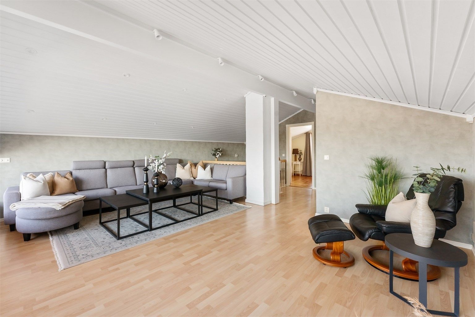 I loftetasjen finner du en romslig loftstue med laminatgulv.