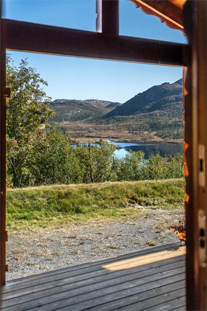 Flott utsyn over Kvitåvatn fra uteområdet.