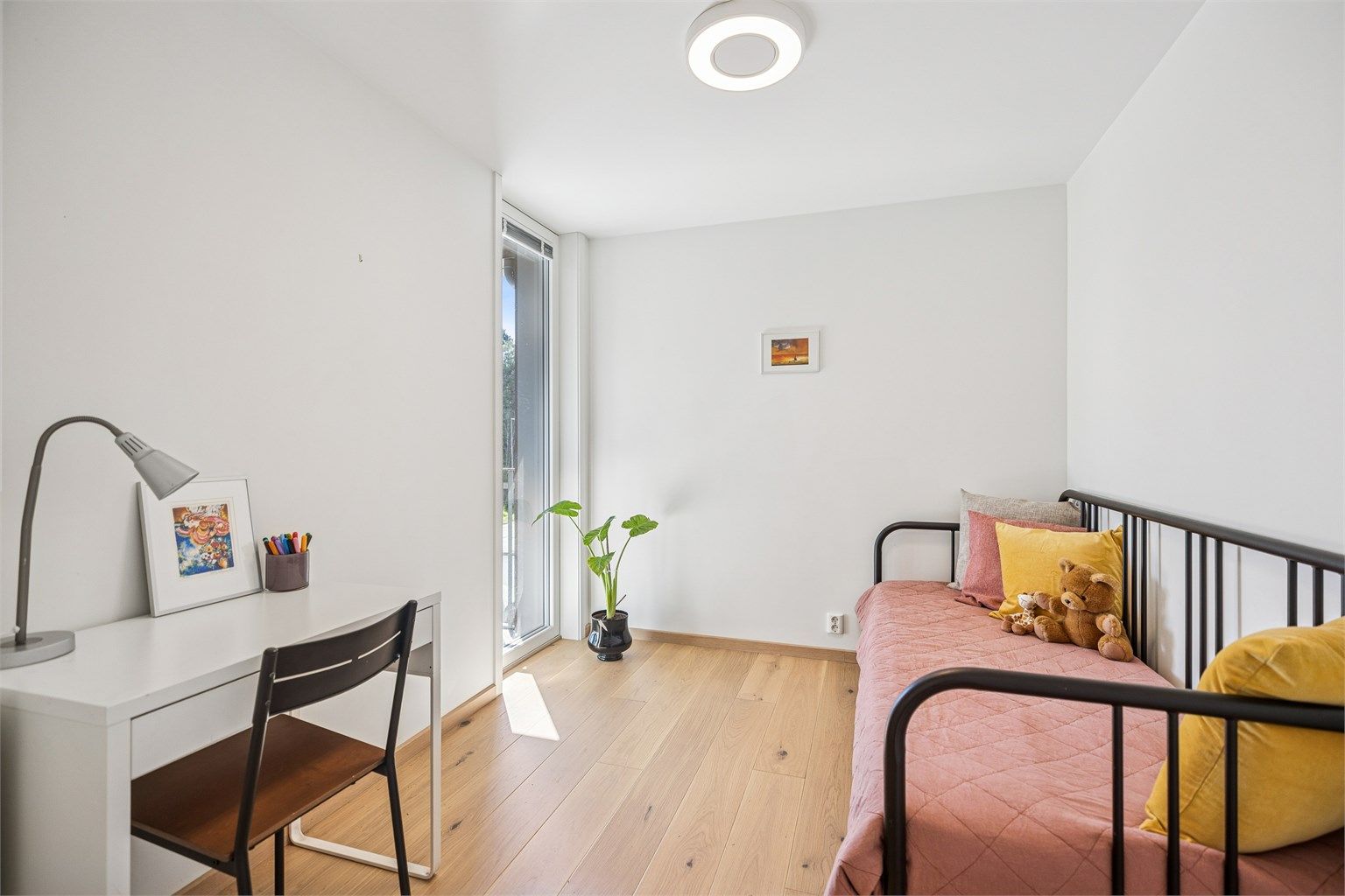 Det andre soverommet fremstår som lyst og trivelig, og egner seg godt som et barnerom, kontor eller gjesterom. 