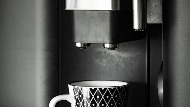 Den integrerte kaffemaskinen er klar for morgenkaffen.