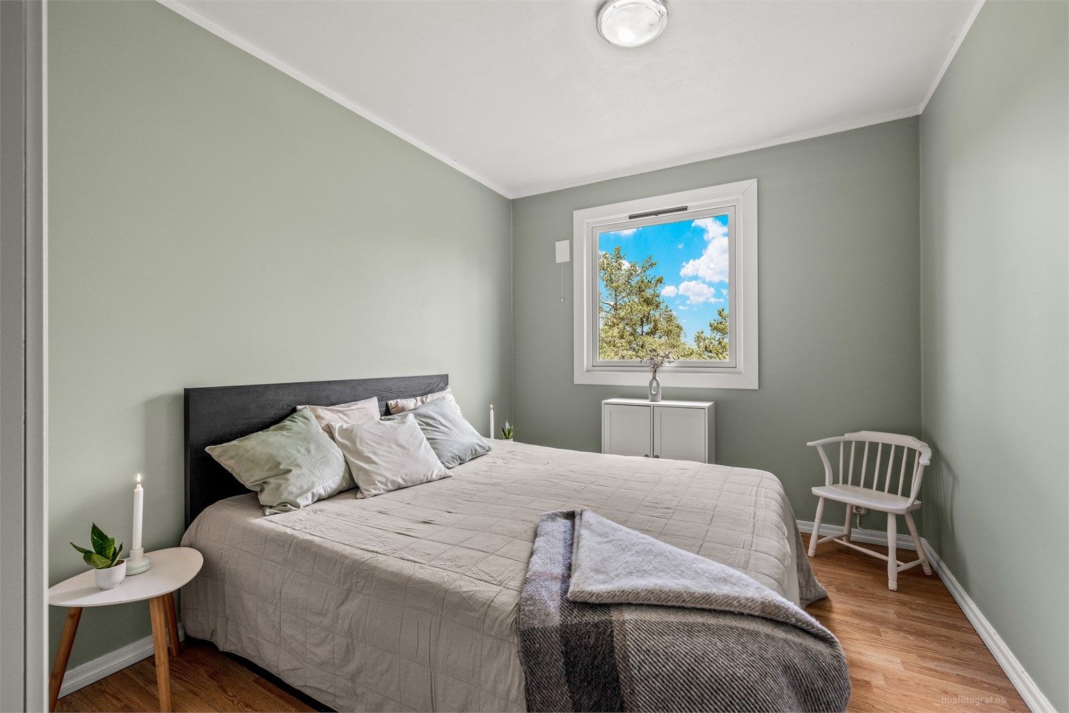 Leilighetens hovedsoverom er svært innbydende med sine behagelige fargetoner og god størrelse