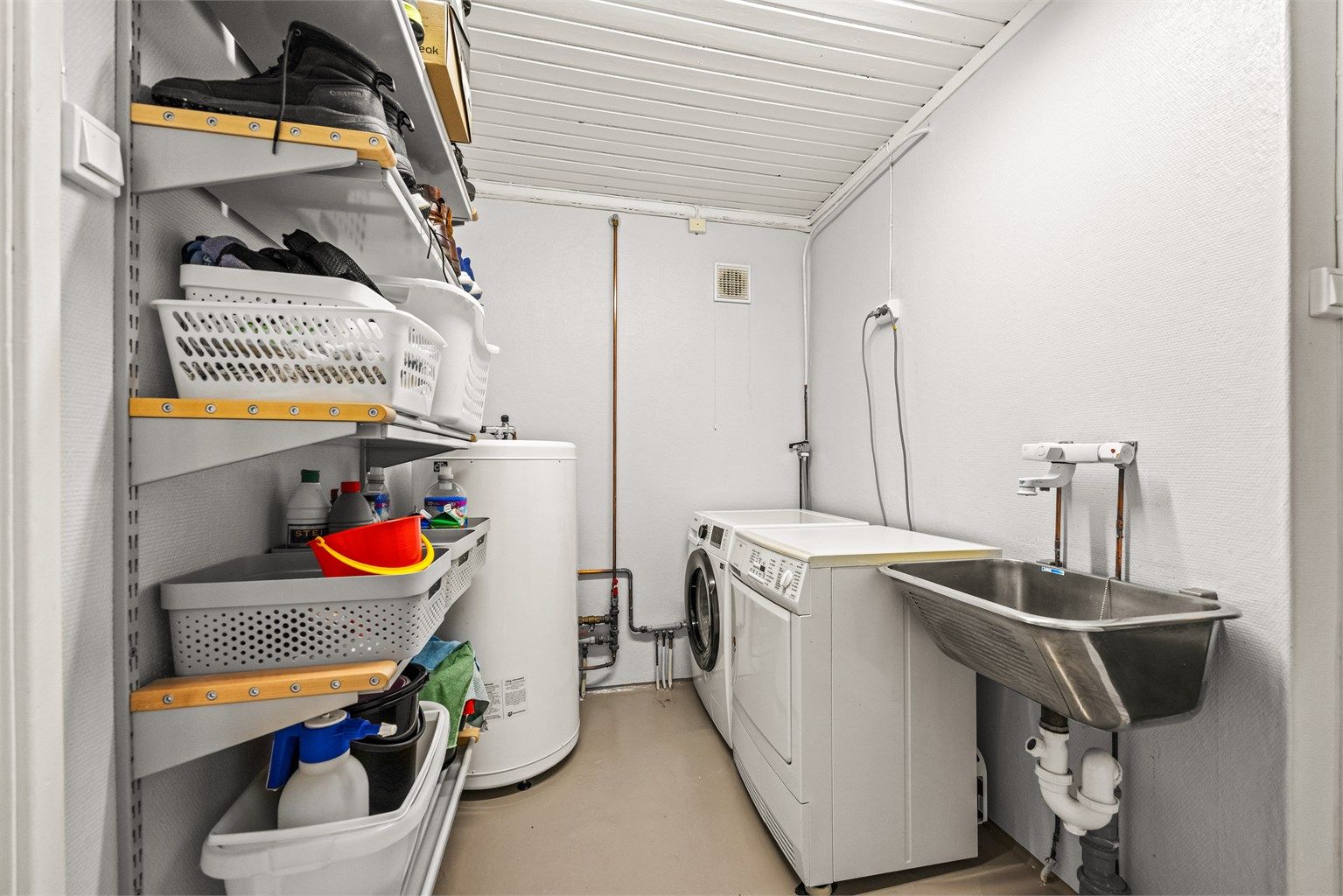 Separat vaskerom med utslagsvask og opplegg for vaskemaskin og tørketrommel.