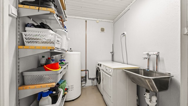 Separat vaskerom med utslagsvask og opplegg for vaskemaskin og tørketrommel.