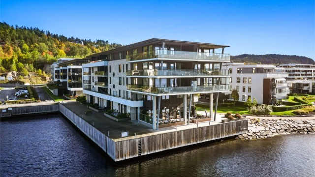 Ankeret restaurant - hyggelig spisested på brygga i umiddelbar nærhet.