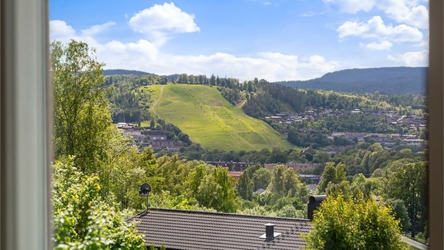 Vindusflater mot vest slipper inn dagslys og gir utsikt over dalen og åsene