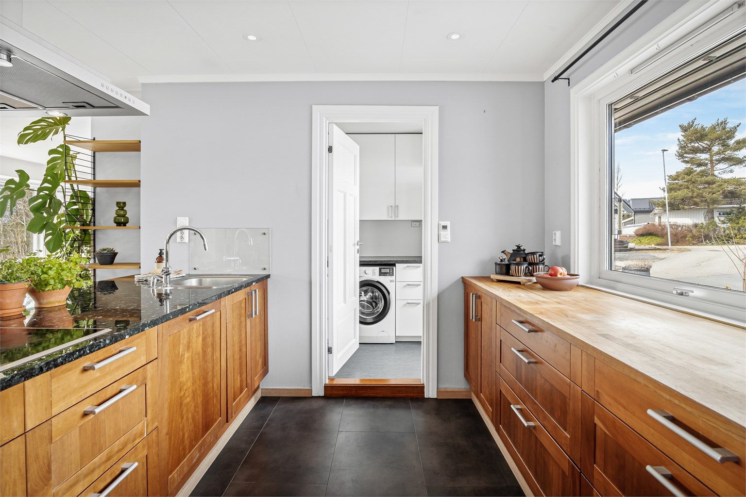 Flisimiterende korkplater på gulv, malte vegger og malte plater i himling.