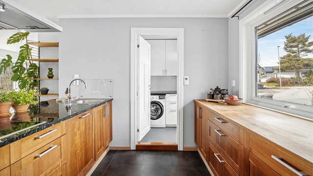 Flisimiterende korkplater på gulv, malte vegger og malte plater i himling.