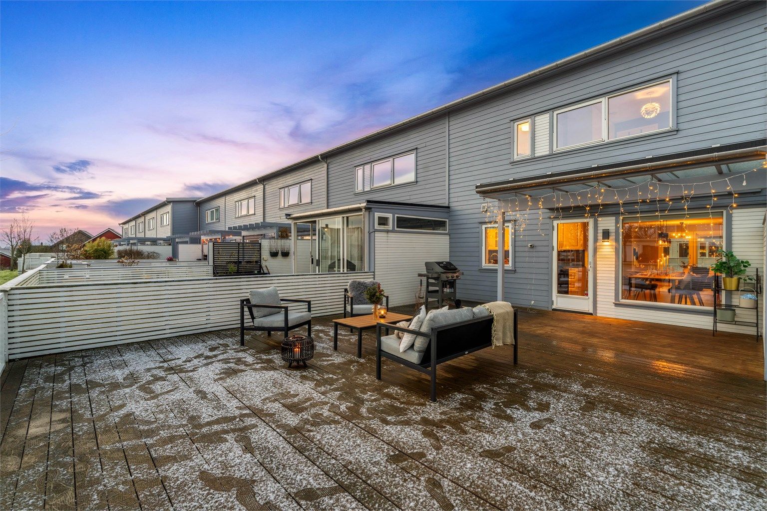 Gode solforhold på uteområde fra soloppgang til solnedgang ifølge selgerne.