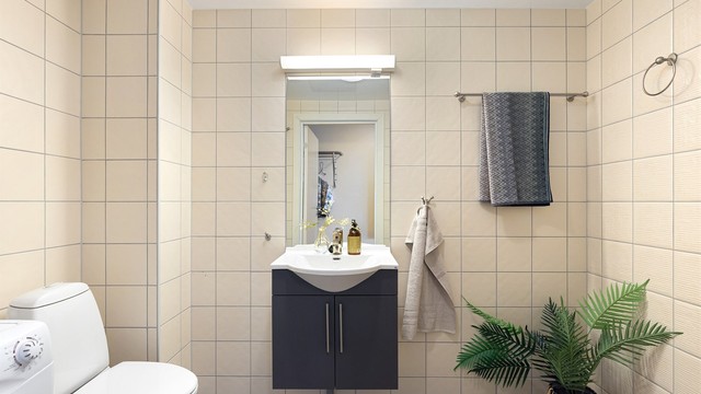 Flislagt baderom fra byggeår med gulvvarme.