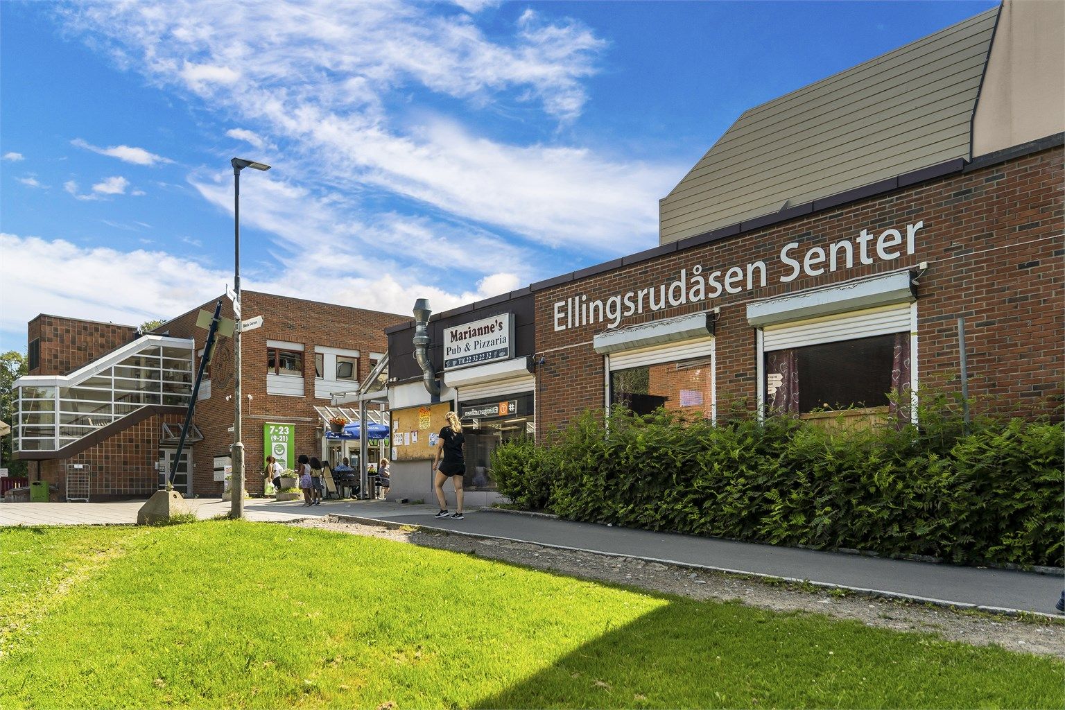 Det er et bredt og aktivt fritidstilbud i nærområdet, med blant annet Ellingsrud idrettsanlegg.