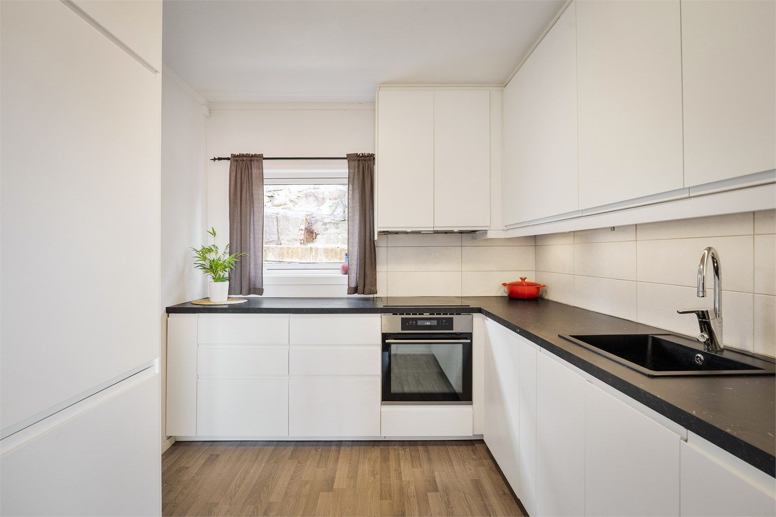 Lys kjøkkeninnredning fra IKEA med glatte fronter 