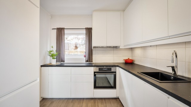 Lys kjøkkeninnredning fra IKEA med glatte fronter