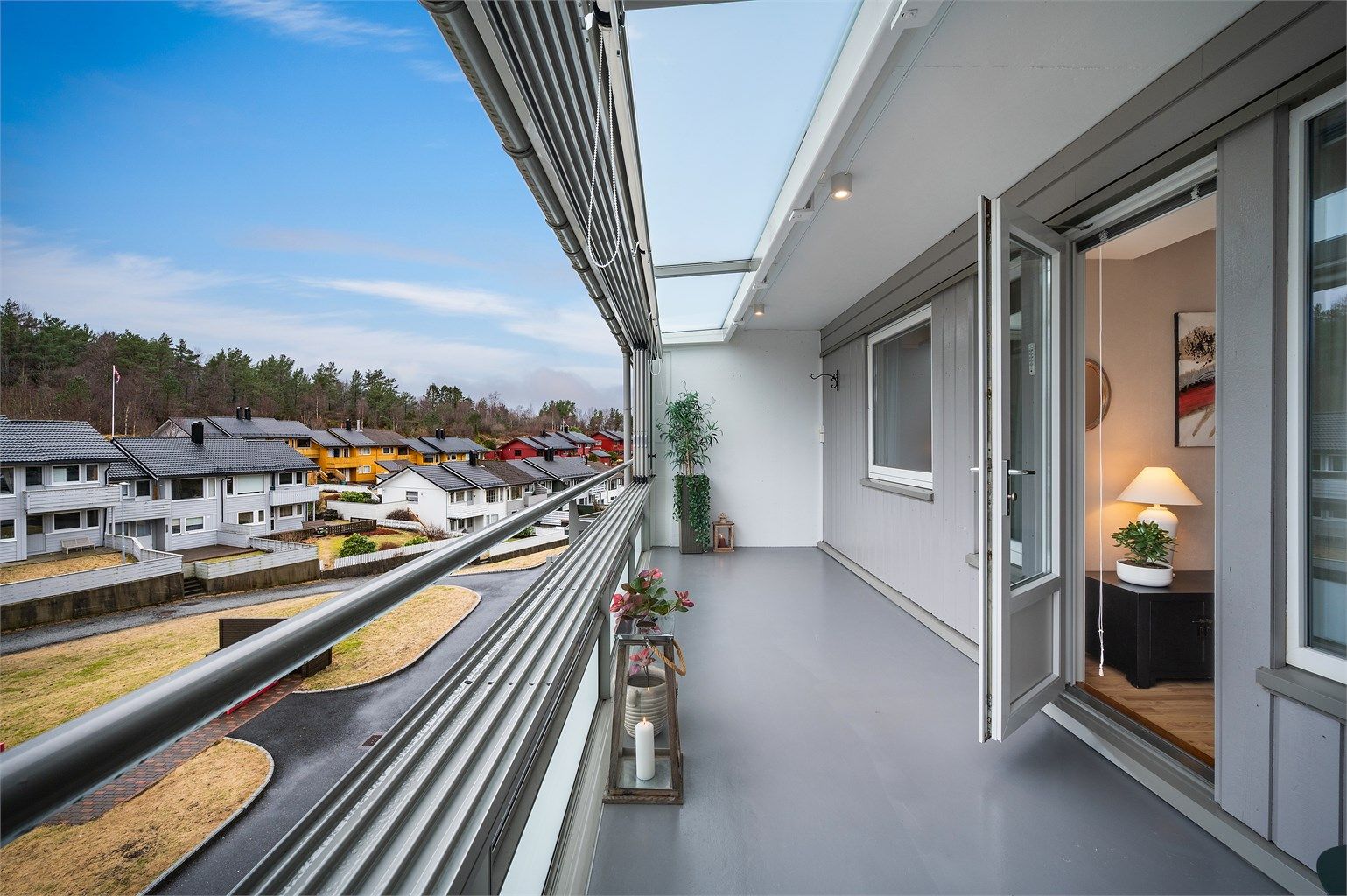 Vinduene kan enkelt trekkes til side for å åpne opp og belysning i taket gjør det fint å sitte ute på kveldstid.