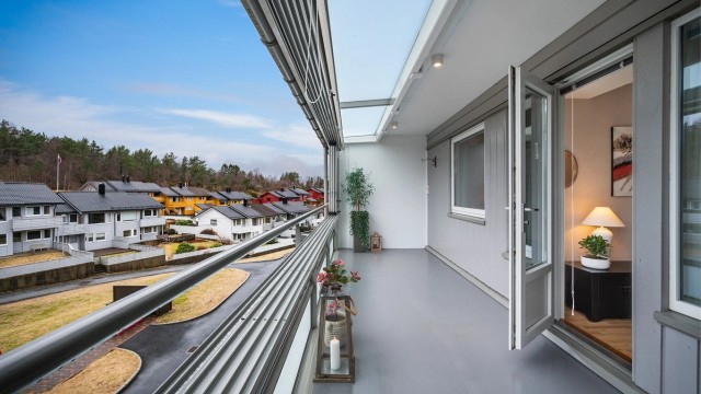 Vinduene kan enkelt trekkes til side for å åpne opp og belysning i taket gjør det fint å sitte ute på kveldstid.