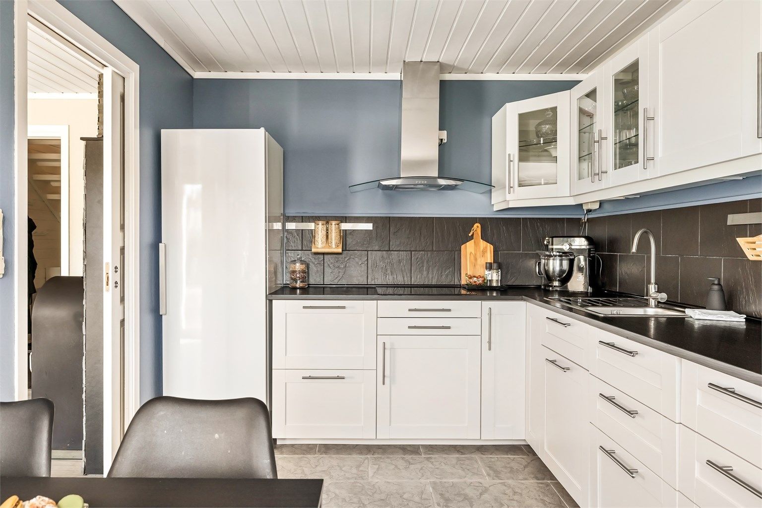 Kjøkkeninnredning med profilerte fronter, laminat benkeplate og godt med skapplass.