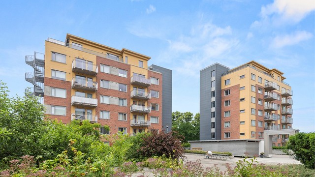 Heis, bilfritt gårdstun og hyggelige fellesområder skaper et komfortabelt bomiljø for både store og små.