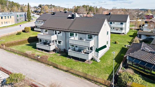 Velholdt borettslag, vasket og malt bygningen utvendig 2023