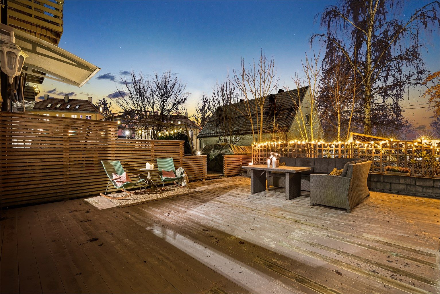 Kveldsstemning. Her er det rikelig med plass til å skape din egen oase og etablere ulike soner med sittegrupper, lounge, grill eller kanskje et utekjøkken er din drøm?