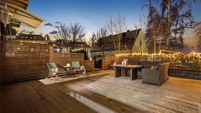 Kveldsstemning. Her er det rikelig med plass til å skape din egen oase og etablere ulike soner med sittegrupper, lounge, grill eller kanskje et utekjøkken er din drøm?