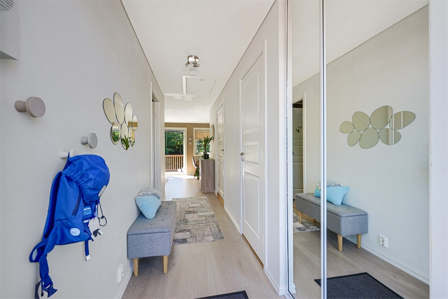 Leilighetens entré er praktisk med garderobe for oppbevaring av klær