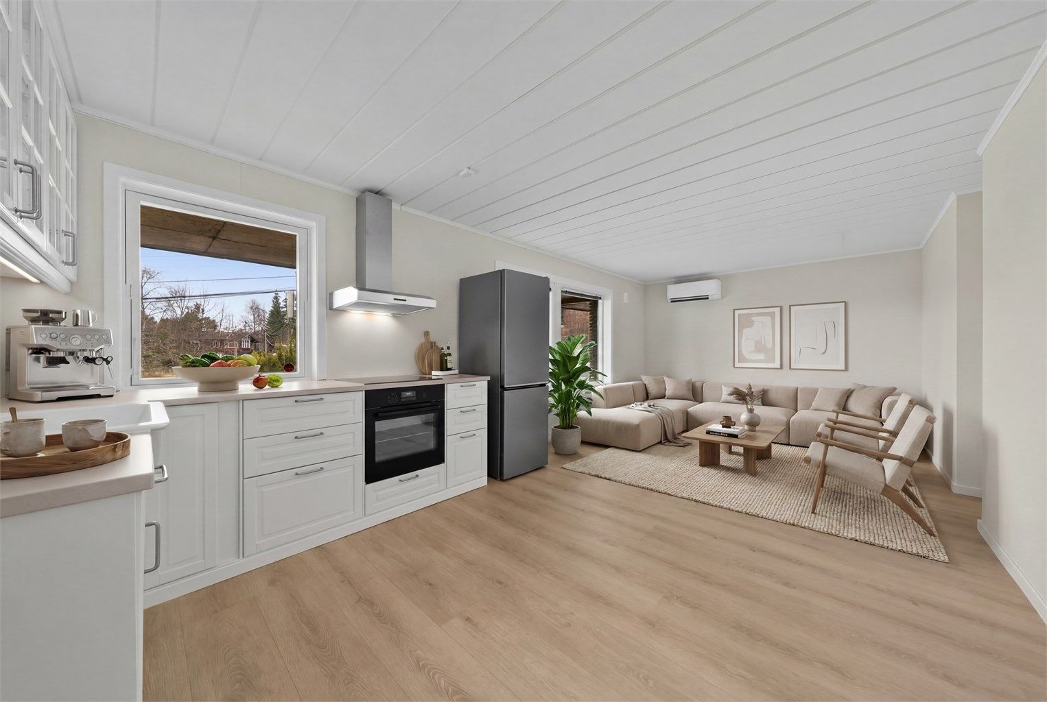 Stuen i underetasjen har en åpen løsning mot kjøkkenet, noe som skaper et moderne og sosialt allrom. Her digitalt møblert for å vise mulighetene. 