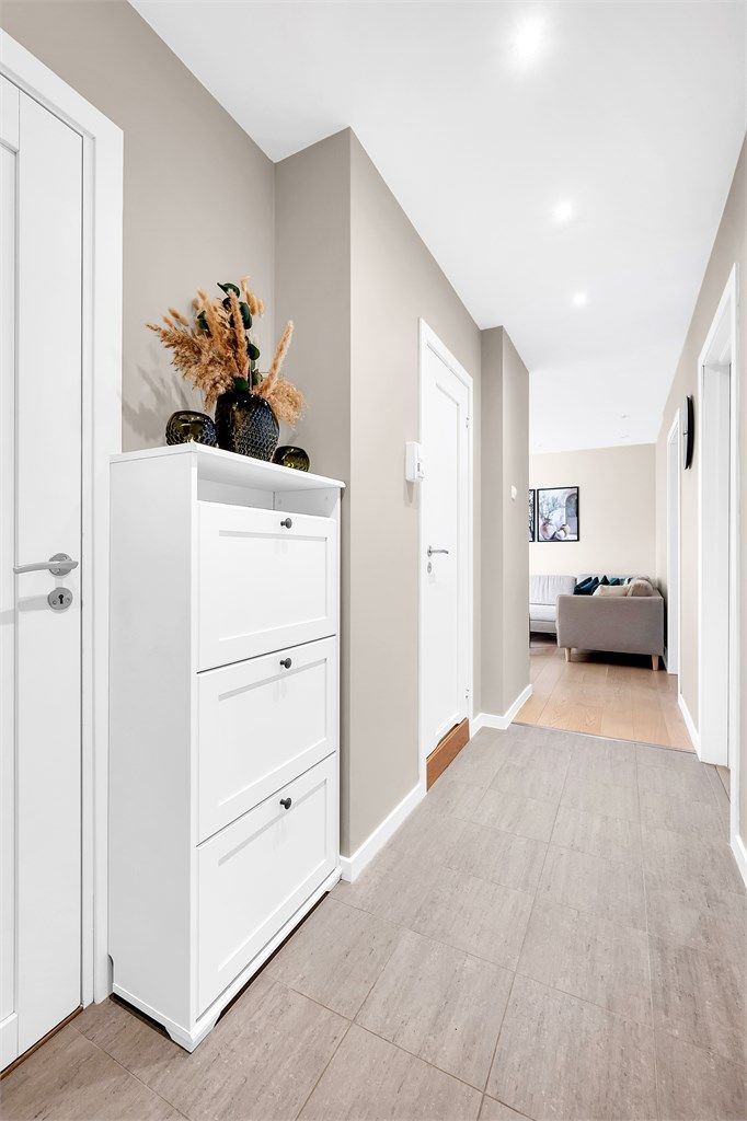 Velkommen inn. Gangen er flislagt og med gulvvarme. 