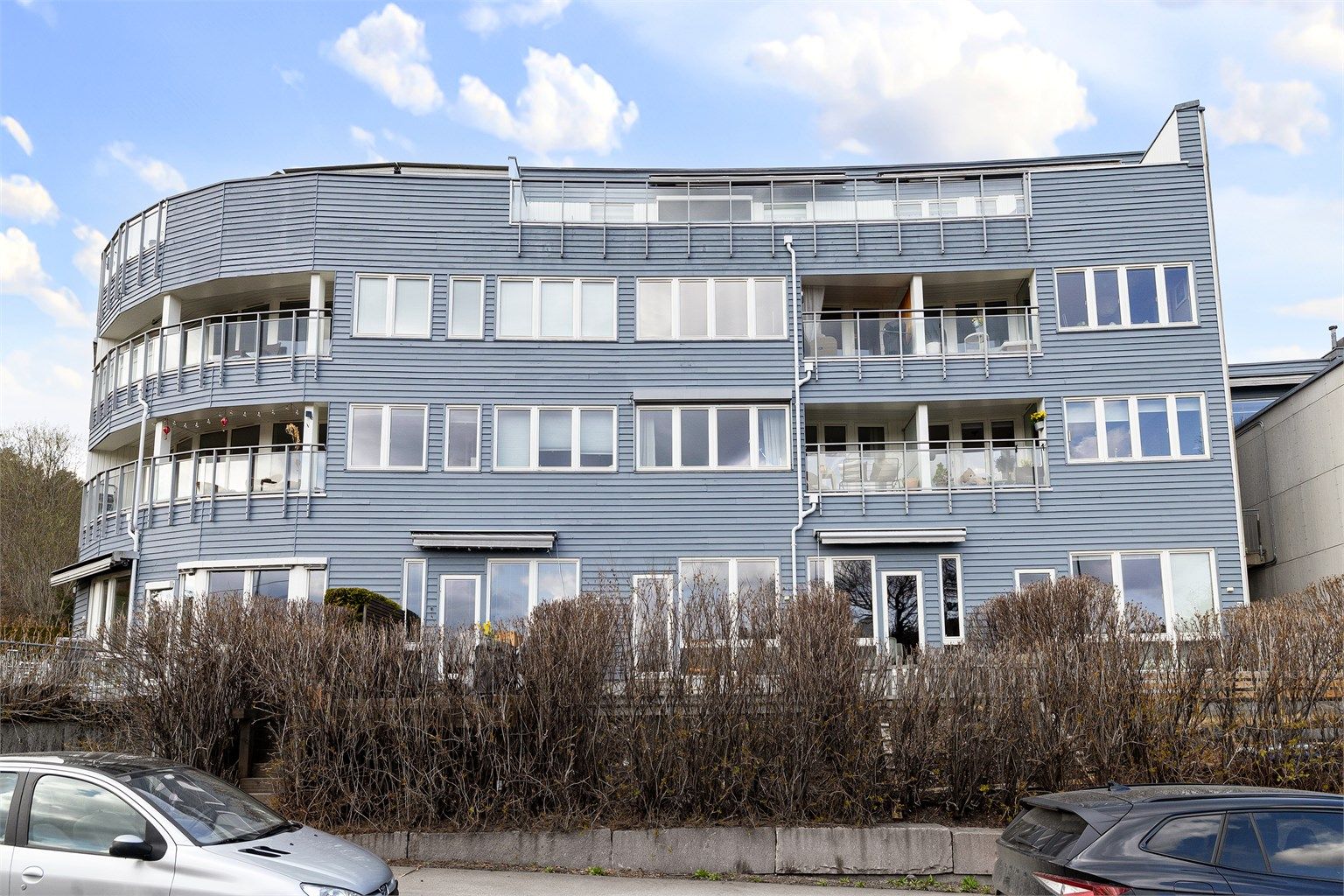 Fasaden - skjermet beliggenhet i byggets andre etasje 