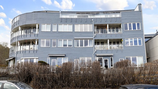 Fasaden - skjermet beliggenhet i byggets andre etasje