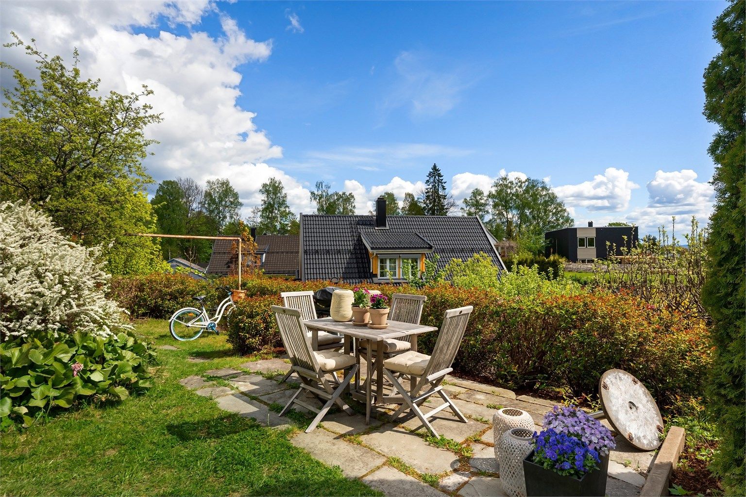 Eiendommen har en opparbeidet tomt med flere soner for sittegrupper og gode solforhold.