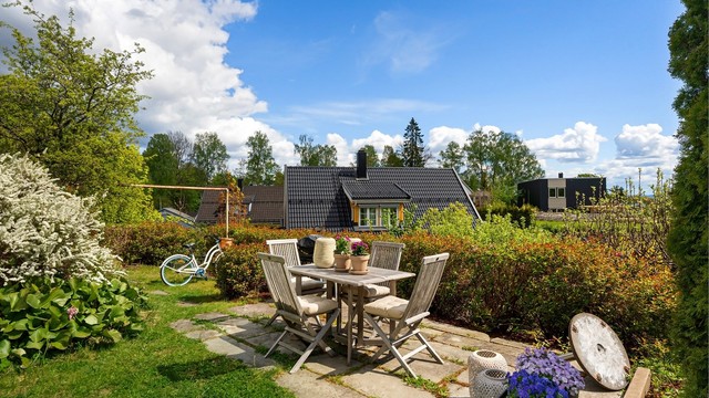 Eiendommen har en opparbeidet tomt med flere soner for sittegrupper og gode solforhold.