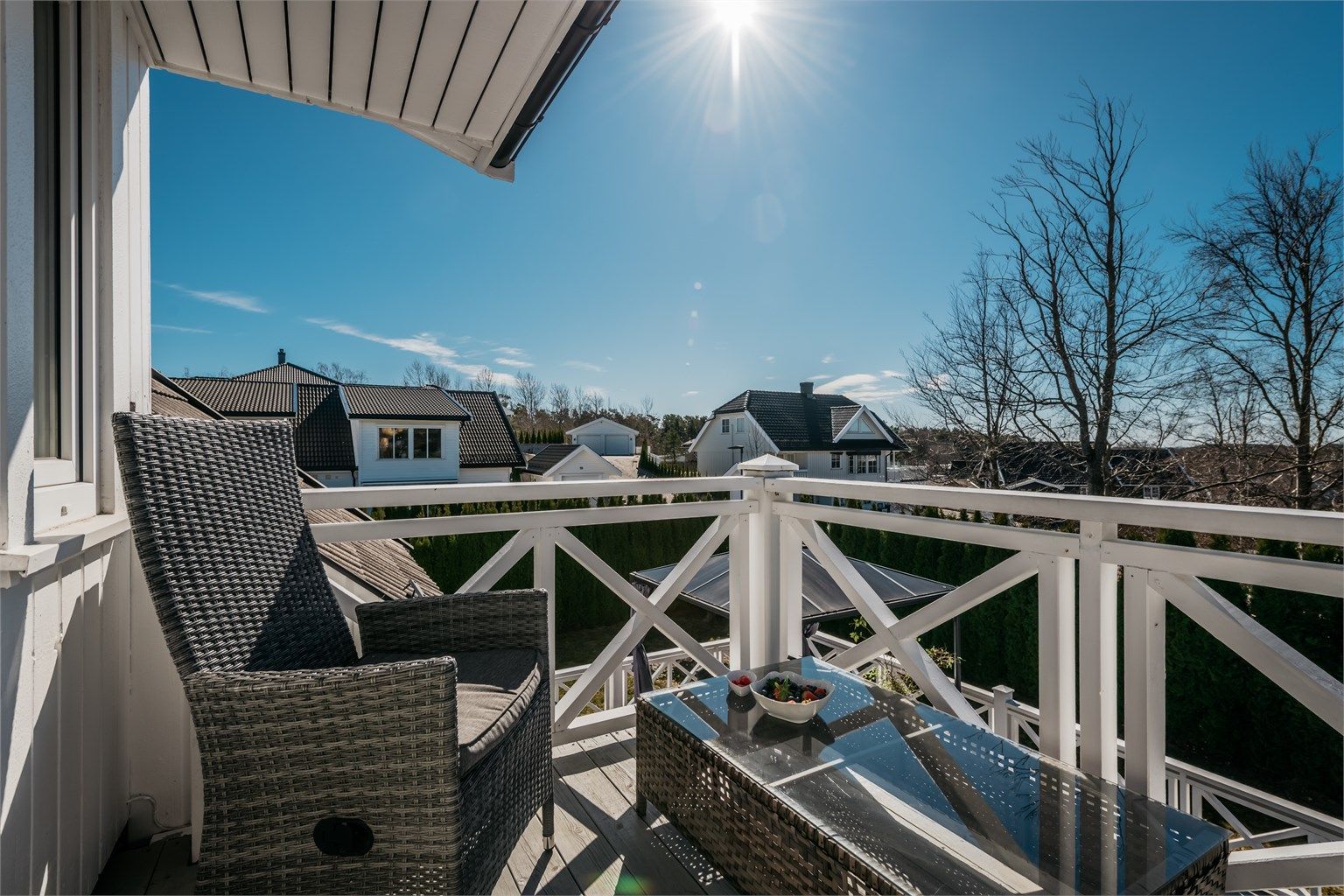 Fra stuen i andre etasje er det utgang til en balkong på ca. 4 m² med ny balkongdør fra 2024.