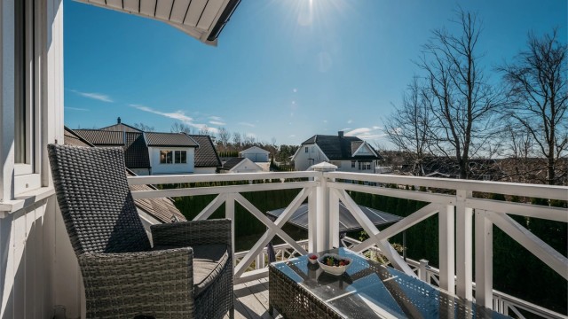 Fra stuen i andre etasje er det utgang til en balkong på ca. 4 m² med ny balkongdør fra 2024.