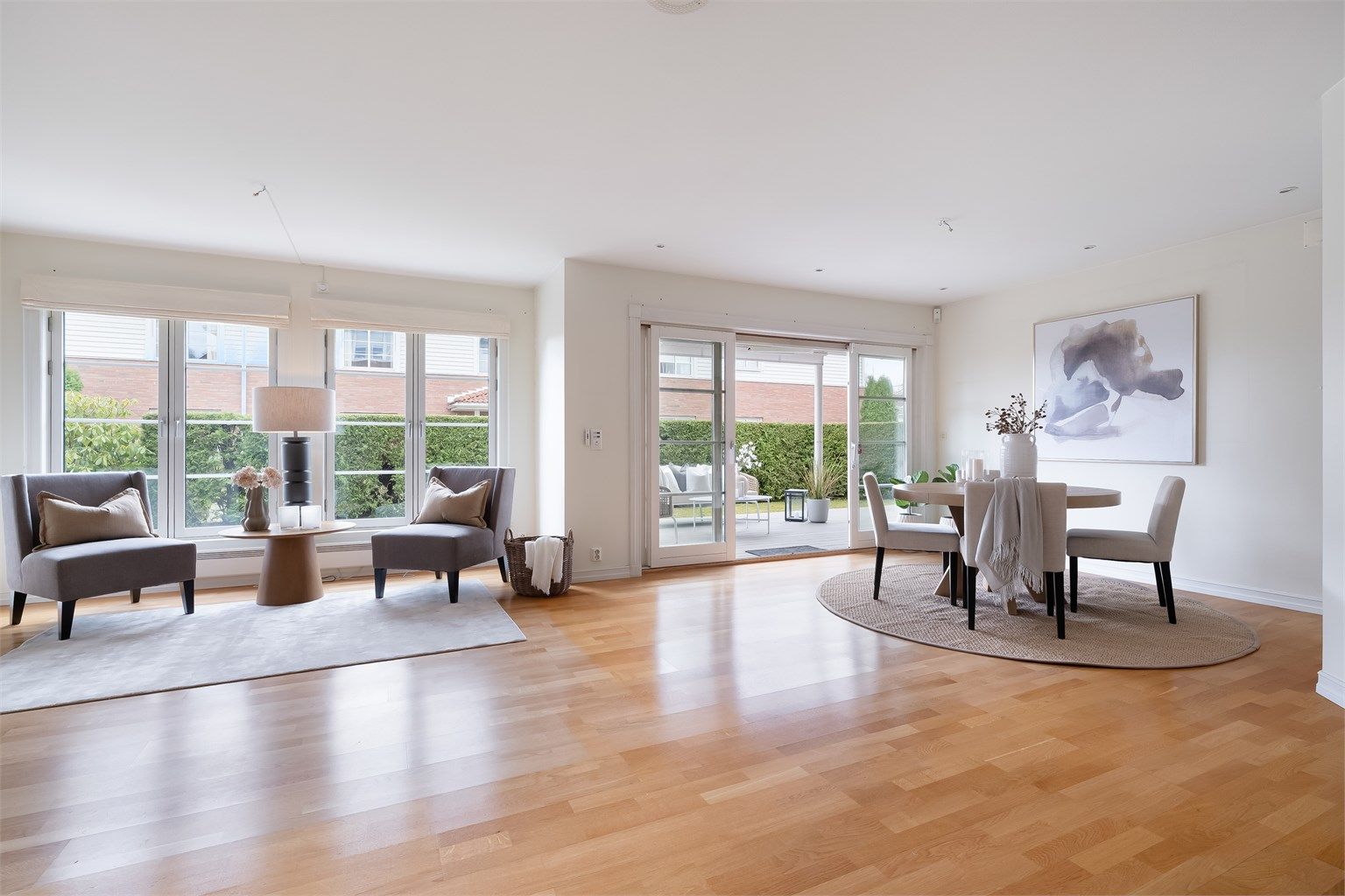 Rommets utforming gjør stuen enkel å innrede.