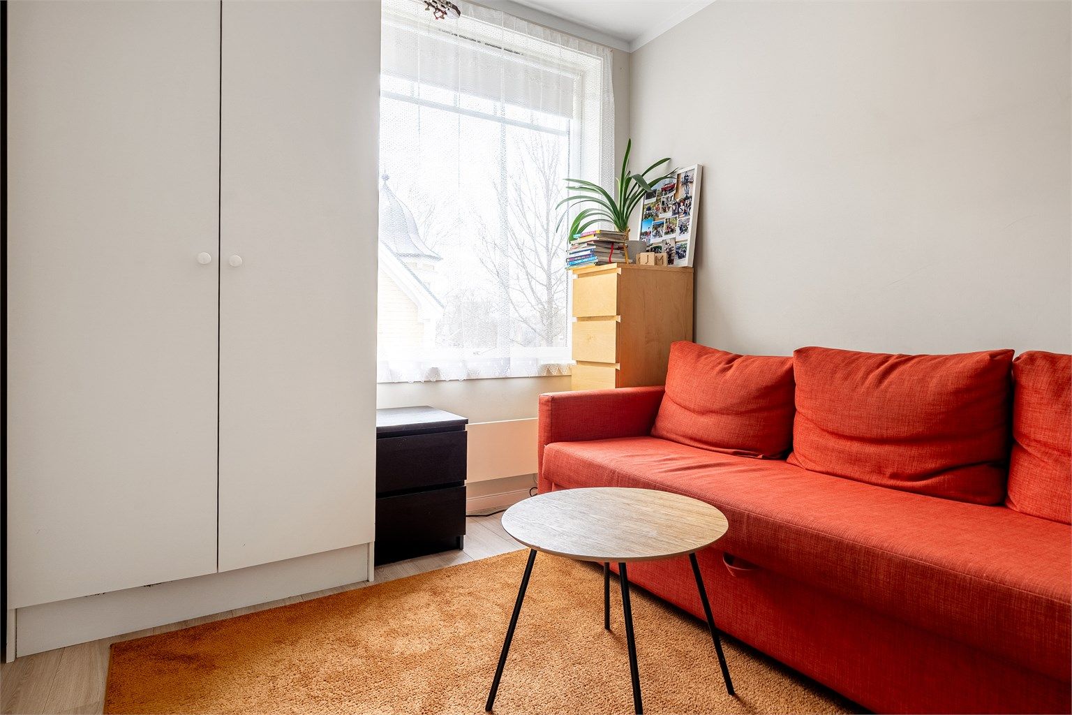 Romslig soverom med god plass for sofamøblement på soverommet. 